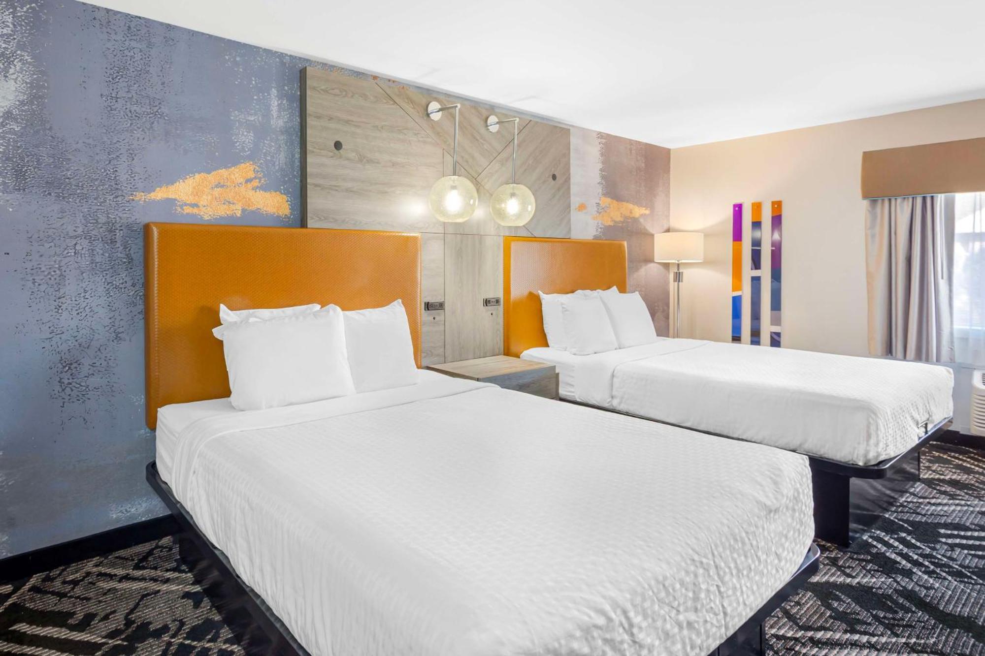 Queen Room with Two Queen Beds - Non-Smoking,1654267400:JPEG